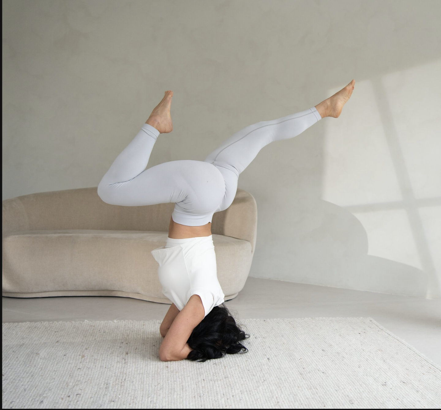 Jasmin Schmidtke im Handstand – Körperspannung und Kraft