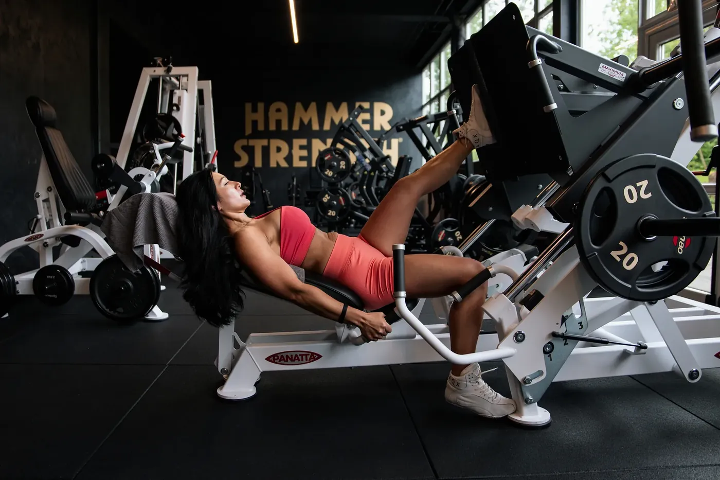 Jasmin Schmidtke beim Krafttraining im Studio